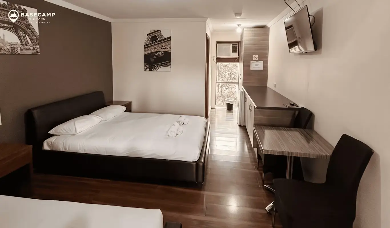 Private Motel Queen & King Single with Ensuite 3