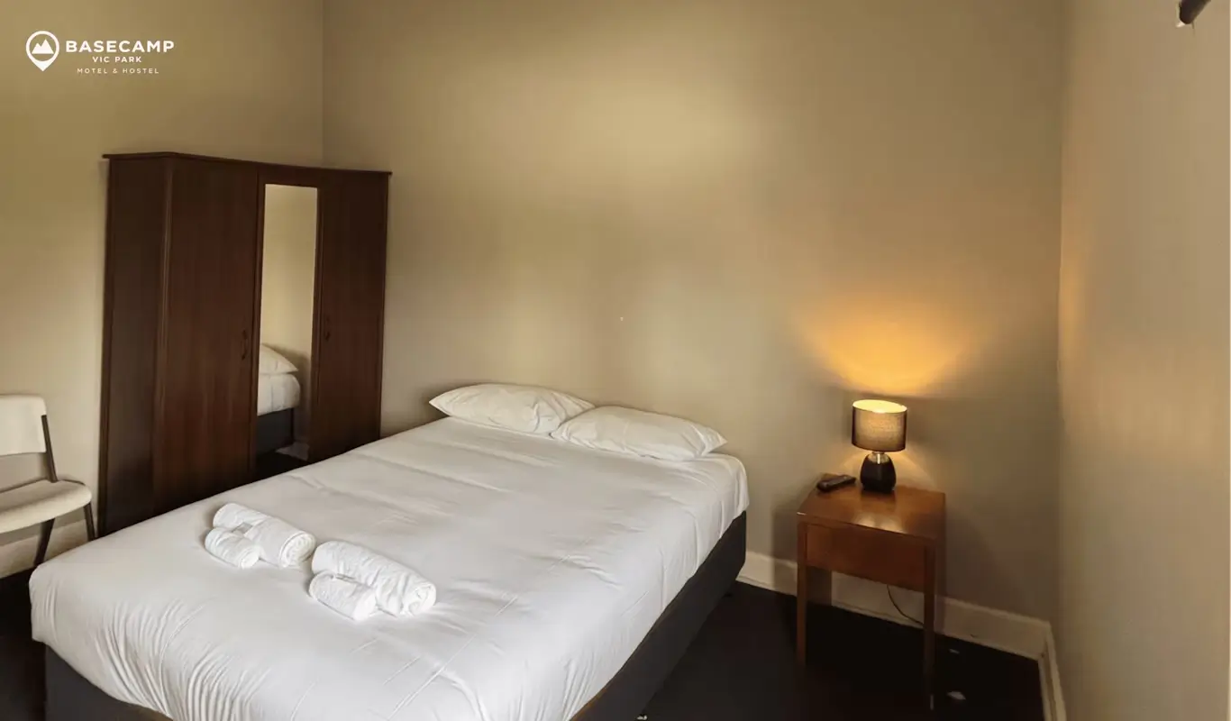 Private Hostel Queen Room with Shared Bathroom 1